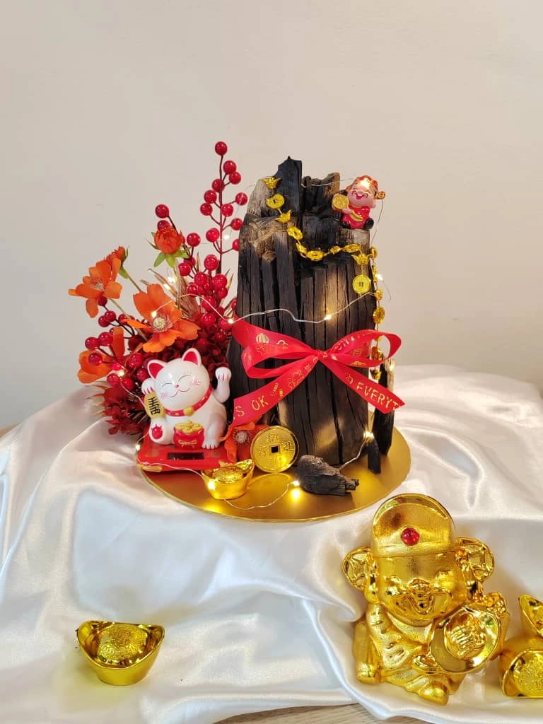 Golden Base - Feng Shui Black Gold Charm & Prosperity Cat