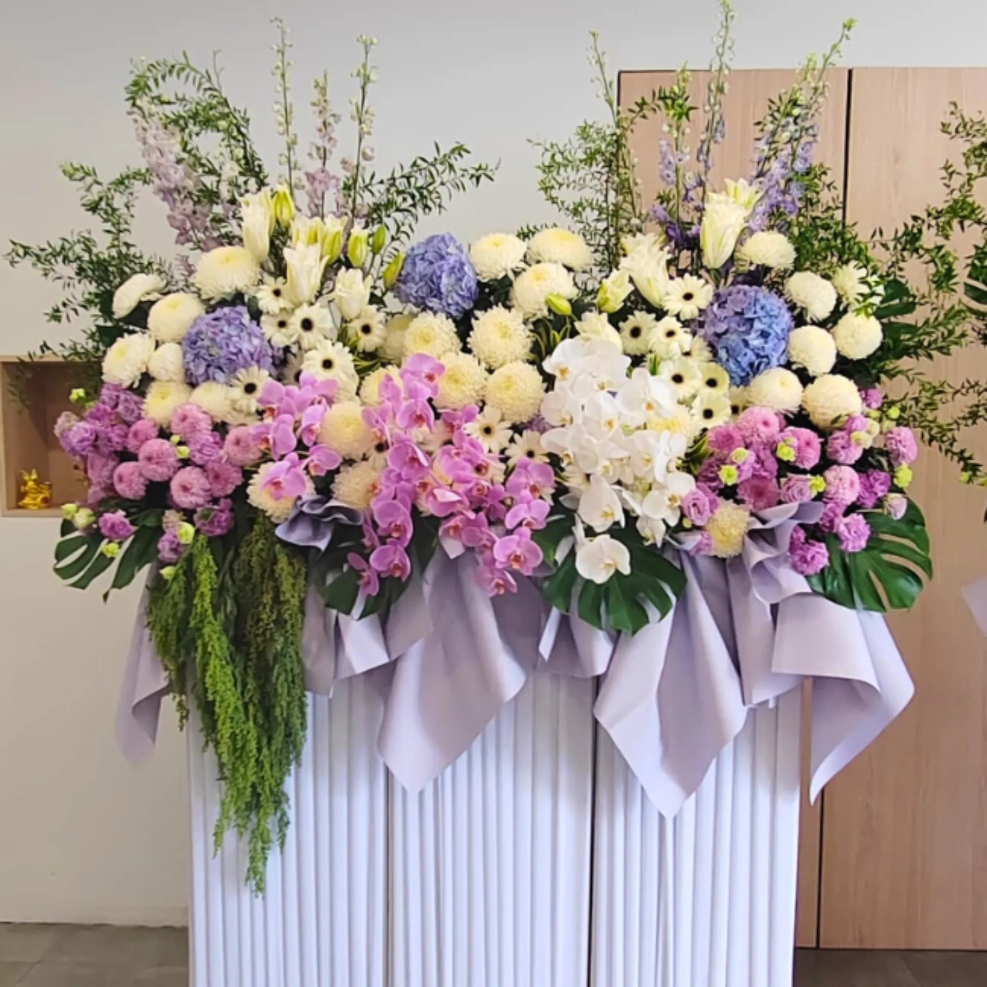 Everlasting Tribute Stand