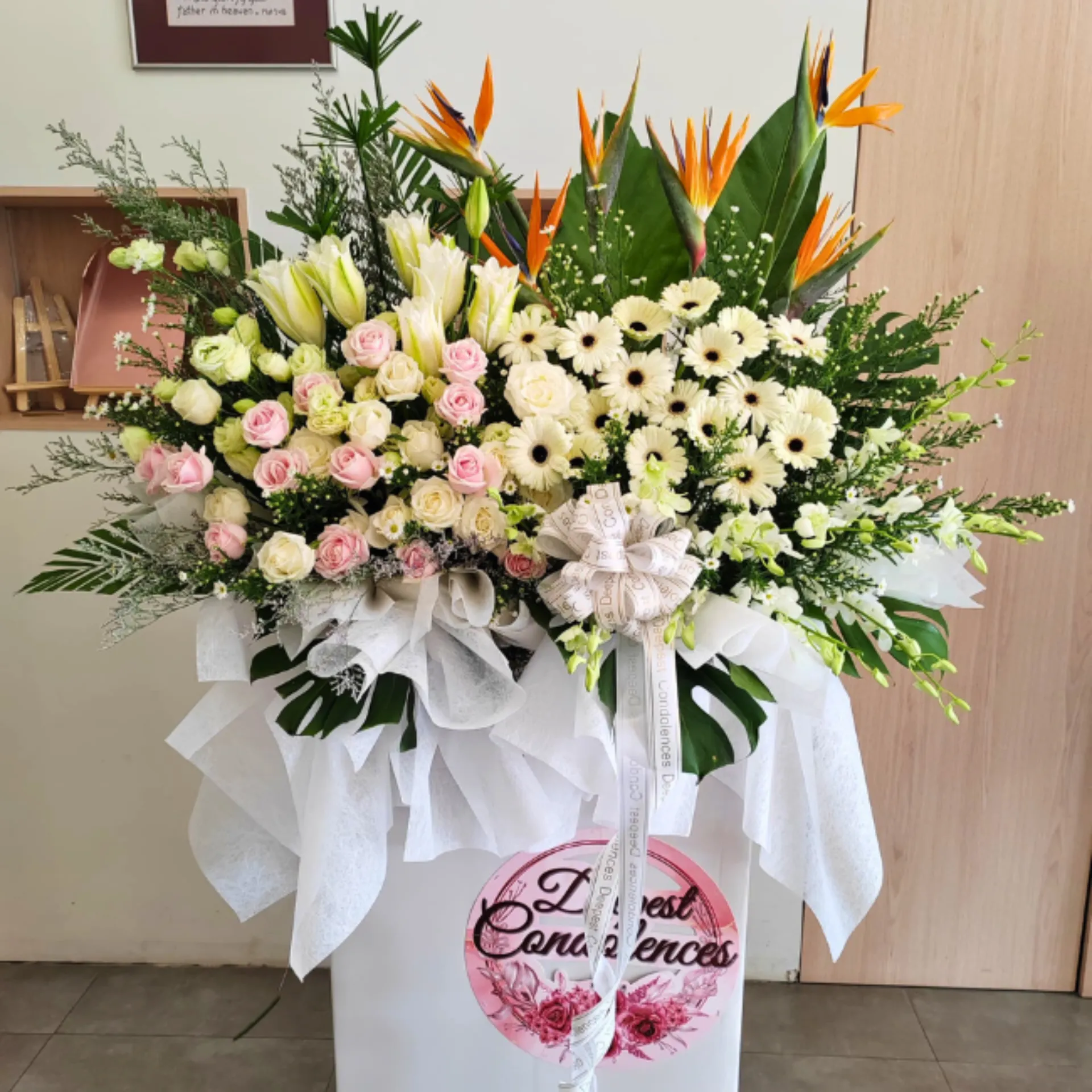 Graceful Tribute Stand